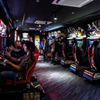 Les salles d’arcade de Tokyo, le bruit et la fumée